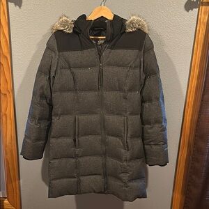 Stylish Gray Puffer Coat with Faux Fur Hood